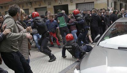 Un ertzaina cae al suelo durante las cargas contra los manifestantes en Errenteria (Gipuzkoa).