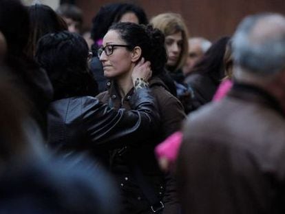 La madre de la niña fallecida (en el centro), durante el funeral por la pequeña en La Puebla de Arganzón. 