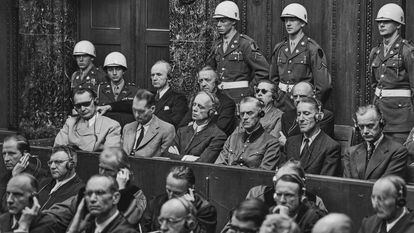 El juicio de Núremberg en la sesión del 30 de septiembre de 1946. Desde la izquierda, Hermann Goering (con gafas negras), Rudolf Hess, Joachim von Ribbentrop, Wilhelm Keitel, Ernst Kaltelbruner y Alfred Rosenberg.