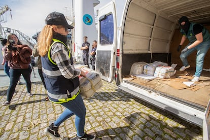 Descarga del barco con 200 kilos de cocaína que llegó a Vigo el pasado día 28, tras ser abordado por el 'Petrel', de Vigilancia Aduanera.