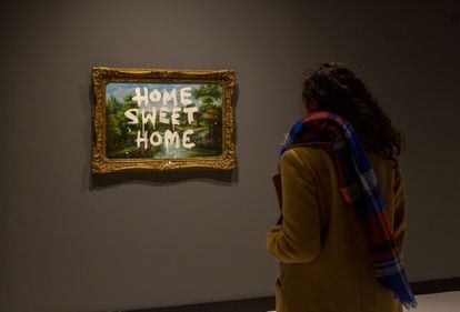 La obra Home sweet home del artista Banksy en el MOCO Museunm Barcelona.