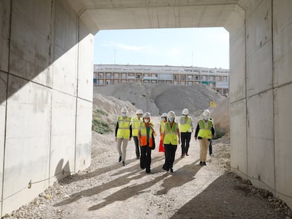 La delegada de Obras, Paloma García Romero, y la concejal de Arganzuela, Cayetana Hernández de la Riva, visitan el final del desmontaje del Calderón.