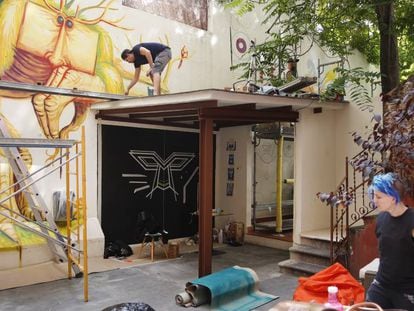 Un interior de manzana de la calle de Proven&ccedil;a, convertido en un espacio de arte urbano. 