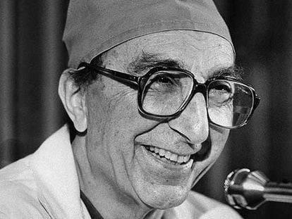 Michael DeBakey, a su regreso a Houston tras operar al sha en 1980.