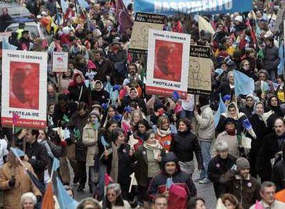 Participantes en una manifestación en Lisboa contra la despenalización del aborto.