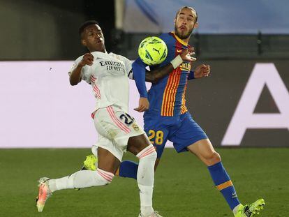 Mingueza y Vinicius disputan el balón durante el clásico.