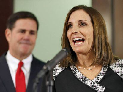 Martha McSally y el gobernador Doug Ducey, este martes en Phoenix.