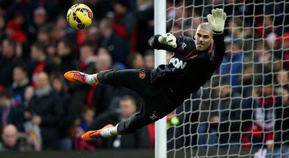 Valdés calienta con el United en Old Trafford.