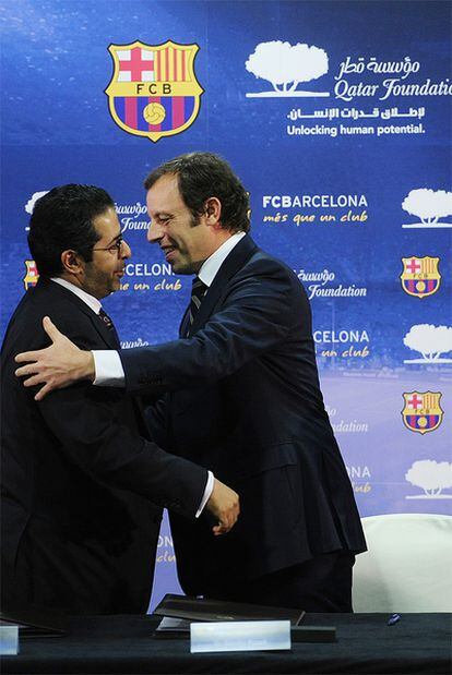 Sandro Rosell, junto al director de Qatar Sports Investment, Saif Ali Al Hajari, tras anunciar el acuerdo.