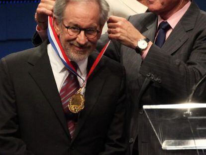 Steven Spielberg ha recibido de manos del ex presidente Bill Clinton la Medalla de la Libertad concedida por el Centro Constitucional de Filadelfia, ha informado la BBC. El cineasta ha sido reconocido con este galardón, que también han recibido personajes como Nelson Mandela, por inspirar a la gente a comprender mejor el significado de la "libertad".