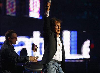 Paul McCartney recibió el premio de honor de manos de Bono, líder de U2.