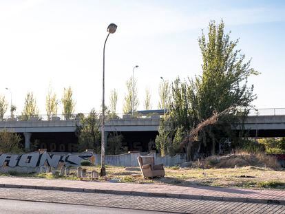 Un sofá abandonado en el polígono Marconi de Villaverde.