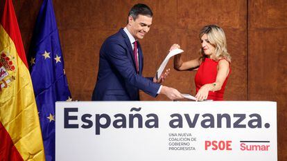 Pedro Sánchez, presidente del Gobierno en funciones, y Yolanda Díaz, vicepresidenta en funciones, firman el acuerdo entre PSOE y SUMAR en el Museo Reina Sofía, en Madrid.