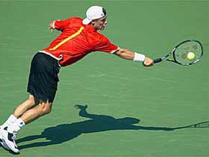 El australiano Lleyton Hewitt se estira para devolver la pelota al ruso Yevgeny Kafelnikov.