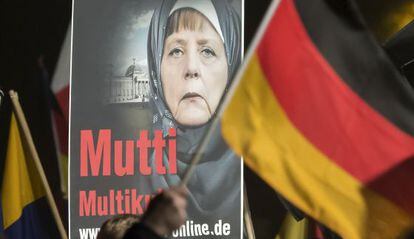 Un cartel en la protesta contra Merkel y el multiculturalismo.