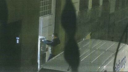 Los investigados trasladan el cadáver de un hombre a la salida de un local en Barcelona.