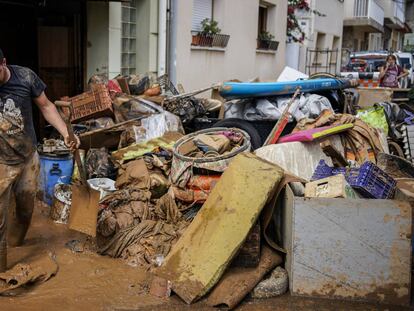 Un hombre limpia su vivienda en Alcanar (Tarragona).