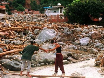 Dos personas caminan entre las ruinas de la ciudad de Macuto, en una imagen de archivo.