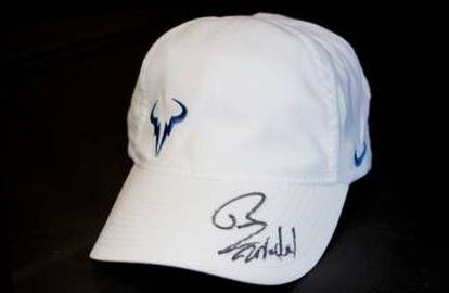 La gorra firmada por Rafa Nadal que está a subasta.