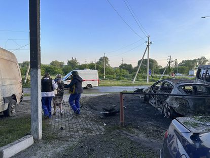 Una mujer es atendida por los servicios de emergencia tras una explosión en la localidad rusa de Shebékino (Bélgorod), en una imagen difundida este jueves por el gobernador provincial.