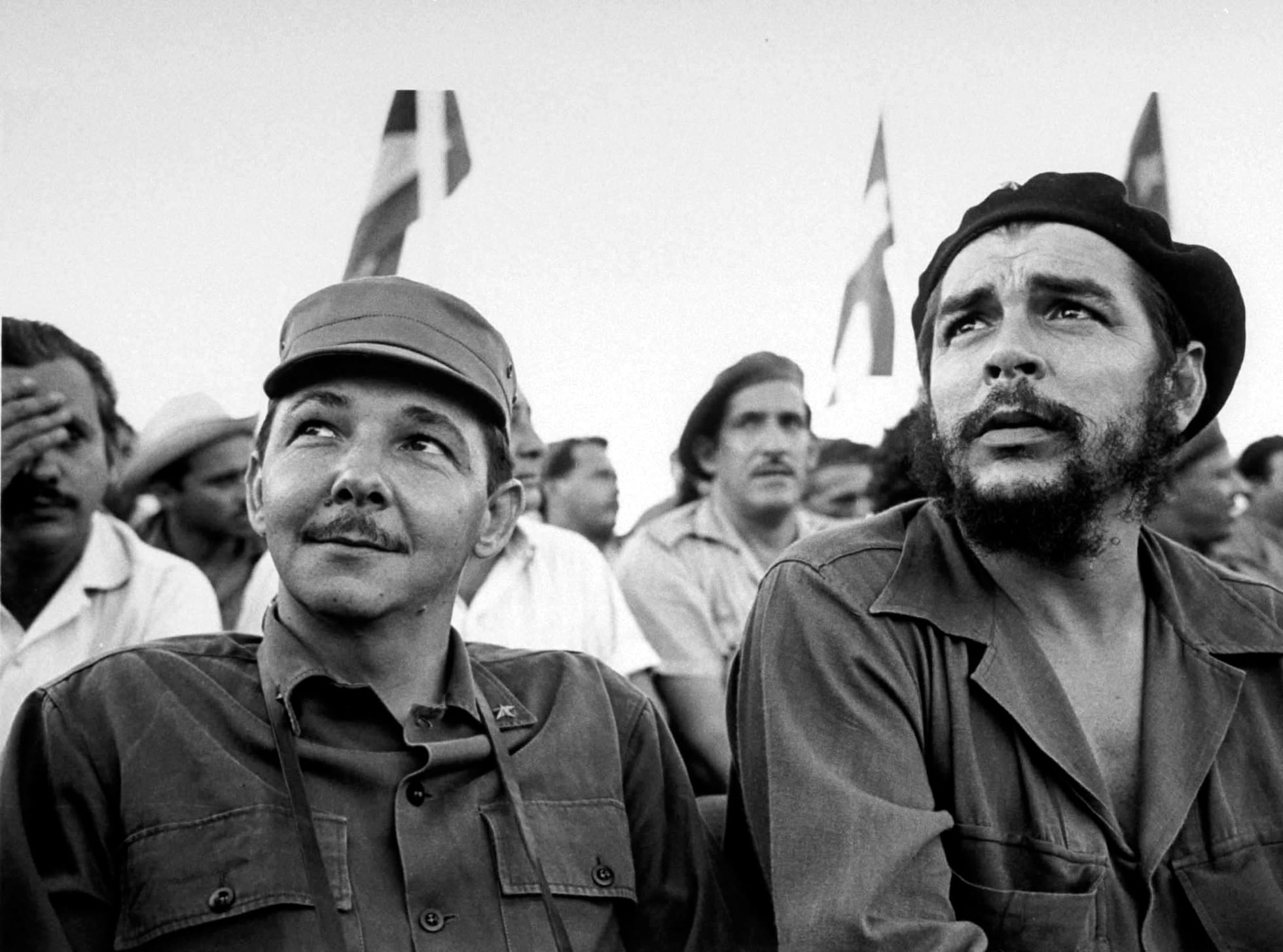 Raul Castro y Ernesto Che Guevara durante la celebración de un aniversario de la Revolución cubana en 1963.