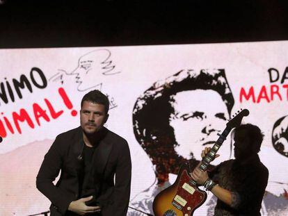 El cantante Dani Martín durante su actuación en el concierto con motivo del 75 cumpleaños del cantautor Luis Eduardo Aute. En vídeo, una veintena de cantautores rinden homenaje a Luis Eduardo Aute.