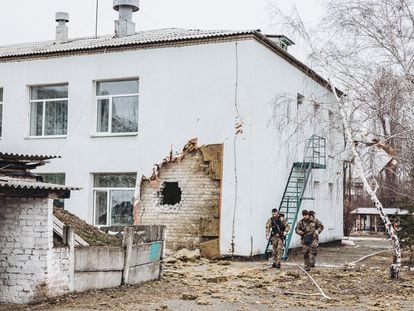 Una escuela afectada por el impacto de un proyectil, en la región de Lugansk.