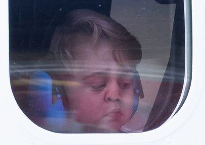 El príncipe Jorge observa el mar a través de la ventana de un avión en Victoria, Canadá, en octubre de 2016.