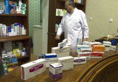Muestra de medicamentos por principio activo en una farmacia.
