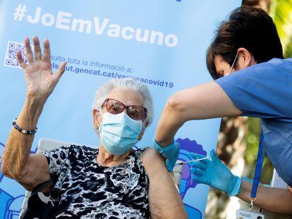 Josefa Pérez, primera persona vacunada en Cataluña contra la covid, recibe la tercera dosis en L'Hospitalet de Llobregat.