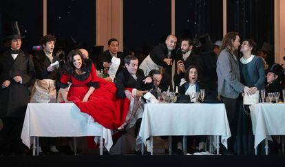 Plano general del montaje de 'La bohème' en el Teatro Real, con la pareja protagonista a la derecha: la soprano Anita Hartig en el papel de Mimì y el tenor Stephen Costello como Rodolfo.