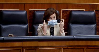 La vicepresidenta primera del Gobierno, Carmen Calvo, se ajusta la mascarilla.