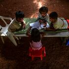 Unos niños indígenas emberá consultan un libro mientras dan clase en su comunidad en marzo de 2021 en Puru Embera, provincia de Colon, Panamá. En tiempos de pandemia y sin conexión a internet, estudiantes como estos reciben lecciones gracias a profesores que se desplazan a sus comunidades.