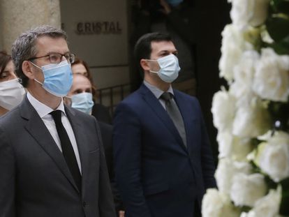 El presidente de la Xunta, Alberto Núñez Feijóo, (i) junto al líder de la oposición y candidato del PSOE, Gonzalo Caballero (c), durante el homenaje a los fallecidos por la pandemia de la Covid-19, celebrado  el pasado día 13 en Santiago. EFE/Lavandeira jr