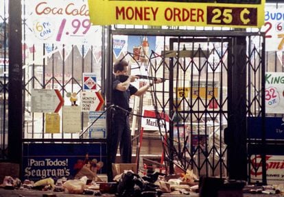 Un policía apunta a un saqueador, en Los Ángeles el 30 de abril de 1992.