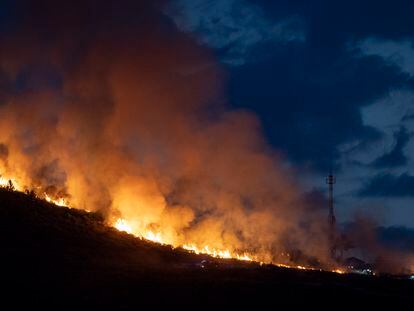 El incendio forestal en el cerro del castillo de Collado Mediano (Madrid), anoche.