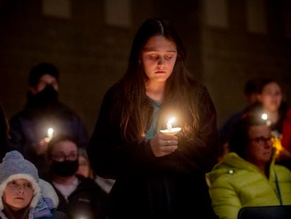Una estudiante de la secundaria de Oxford participa en una vigilia en recuerdo a las víctimas en la noche del martes.