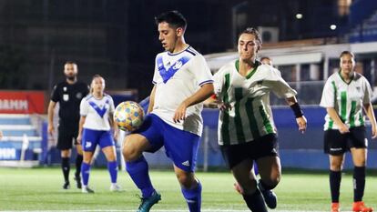 Álex Alcaide, del CE Europa, controla el balón durante un partido de Liga.