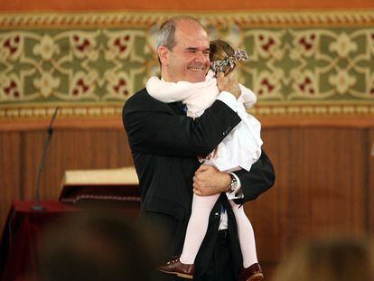 Manuel Chaves abraza a su nieta Lucía, después de tomar posesión como presidente de la Junta de Andalucía.
José Antonio Griñán.