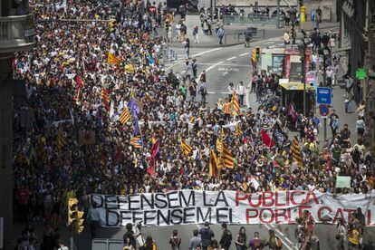Ha afirmado que ante las actuaciones del Estado con la intervención de la Generalitat o la aplicación del artículo 155 el estudiantado "no puede mirar a otro lado" y debe movilizarse. En la foto, vista aérea de la marcha.