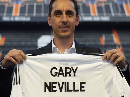 Gary Neville posa con la camiseta del Valencia. Foto: Getty/ Vídeo: ATLAS