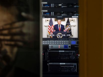 El presidente estadounidense, Donald Trump, aparece en un televisor durante su discurso en el debate general de la 75 sesión de la Organización de las Naciones Unidas, este martes en Nueva York (Estados Unidos).