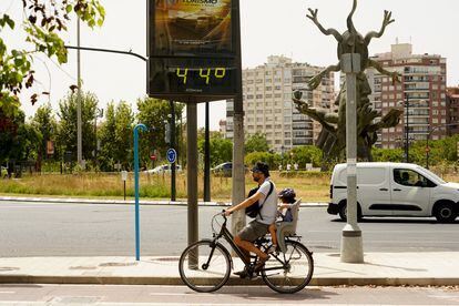 Un termómetro en Valencia, este jueves 10 de agosto.