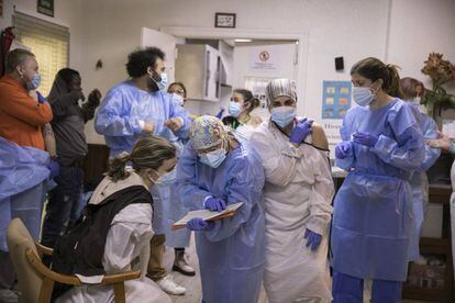 Un equip del Departament de Salut vacuna residents i personal de la residència geriàtrica Gravi de Polinyà.