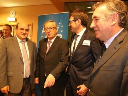 Ortuzar, primero a la izquierda, junto a Juncker y Urtaran en el congreso del PDE.