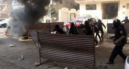 Antidisturbios egipcios en un enfrentamiento con simpatizantes de los Hermanos Musulmanes en El Cairo el pasado viernes.