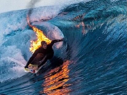 Un surfista envuelto en llamas