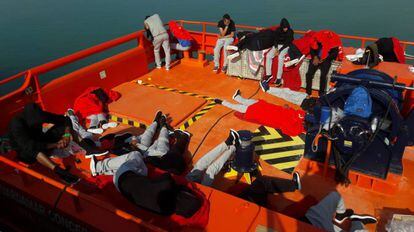 Inmigrantes magrebíes durmiendo en la cubierta de un buque de rescate este sábado en el puerto de Barbate ante la saturación de los centros de acogida.