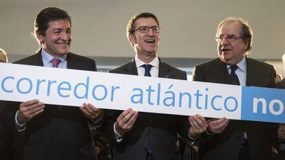 Fernández, Feijóo y Herrera, este lunes en Santiago reclamando inversiones ferroviarias.