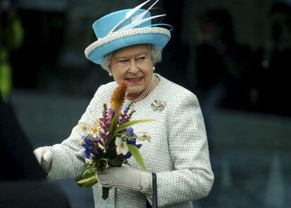 La reina ISabel II de Inglaterra, en Aberdeen (Escocia), ayer.